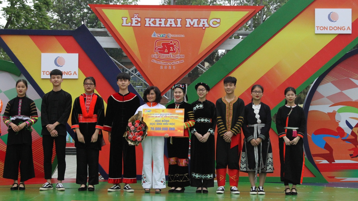 Nhà tài trợ Tôn Đông Á trao học bổng cho trường Phổ thông dân tộc nội trú tỉnh Cao Bằng