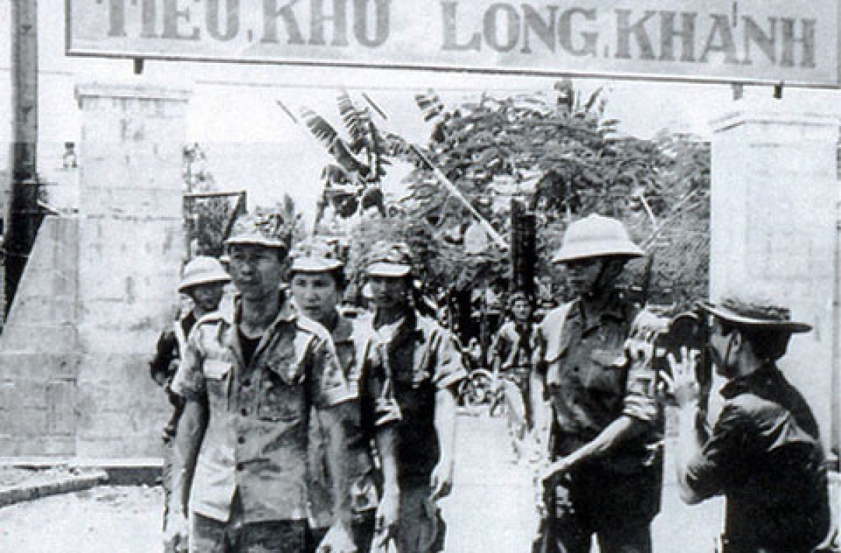 Bắt tù binh địch tại tiểu khu Long Khánh