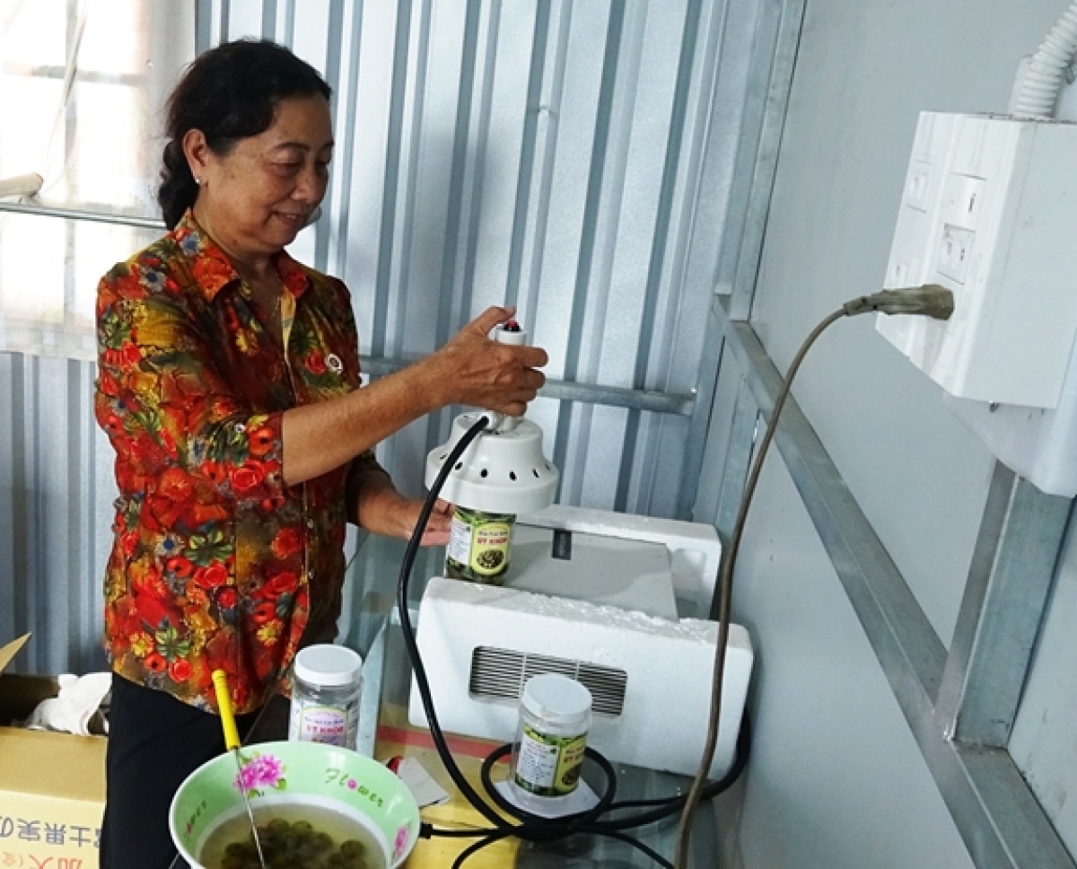 Bà Nguyễn Thị Khoa đóng hộp dưa chua- sản phẩm được ưa chuộng trên thị trường