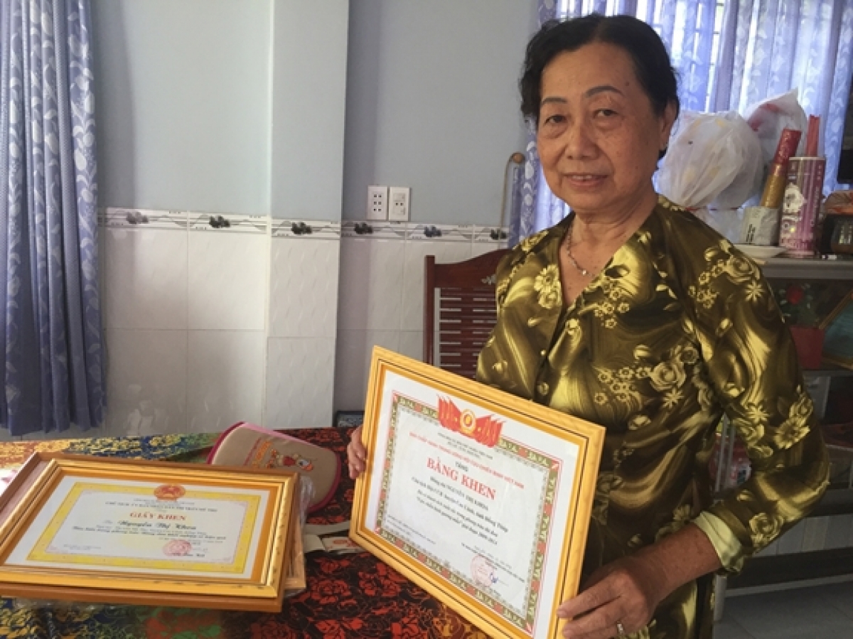 Bà Nguyễn Thị Khoa với những phần thưởng được trao tặng