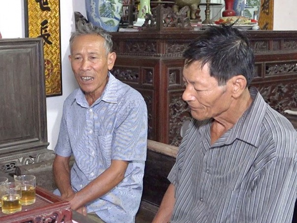 CCB Đoàn Trọng Ấp, thôn Thanh Khê, xã Nam Cường (Nam Trực) (bên trái)
khi đến thăm gia đình liệt sĩ Đoàn Đình Diệm - người được ông đưa hài cốt trở về quê hương sau 30 năm