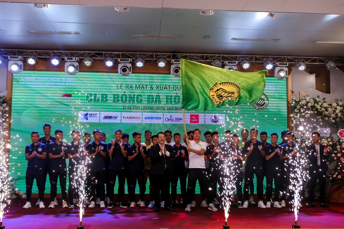 Các cầu thủ trẻ của CLB Hòa Bình dưới sự dẫn dắt của HLV Lê Quốc Vượng