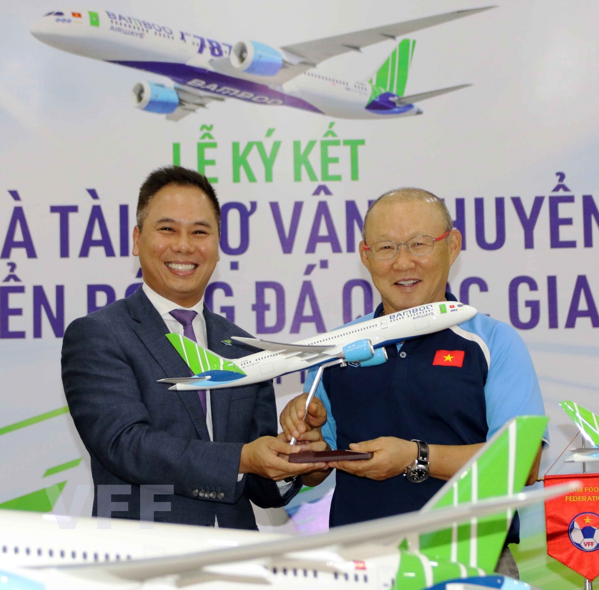 Đại diện Bamboo Airways tặng quà lưu niệm cho HLV Park Hang Seo