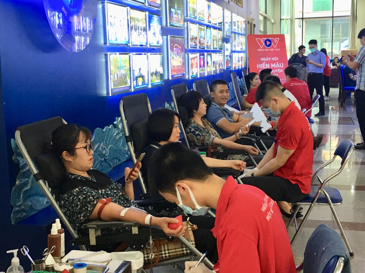 Các cán bộ công đoàn, đoàn viên của Đài Tiếng nói Việt Nam tham gia hiến máu