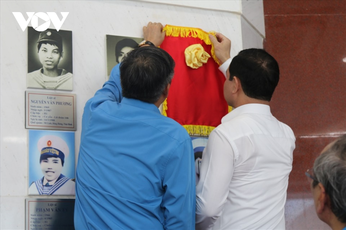 Lãnh đạo Tổng Liên đoàn Lao động Việt Nam gắn ảnh liệt sĩ Trần Quốc Trị