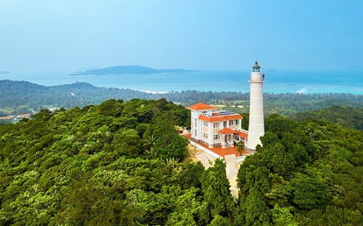 Đứng trên Trạm Hải đăng có thể quan sát toàn bộ đảo Cô Tô