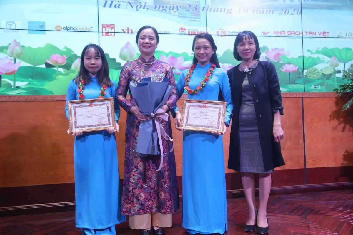  Tống Thị Định (người thứ 2 từ phải sang) đã giành giải 3 Đại sứ Văn hóa đọc do Bộ Văn hóa - Thể thao và Du lịch tổ chức