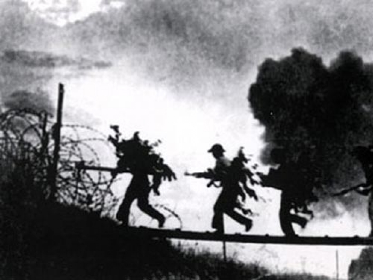 Quân giải phóng phát triển tiến công đánh chiếm Sở chỉ huy sư đoàn 18 ngụy trong Chiến dịch Xuân Lộc tháng 4-1975
 