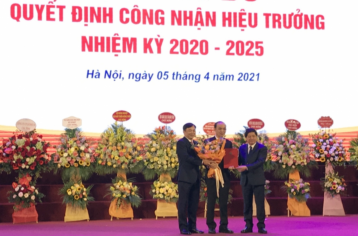  Lãnh đạo Bộ NN&amp;PTNT trao Quyết định bổ nhiệm Hiệu trưởng Đại học Thủy Lợi nhiệm kỳ 2020-2025 cho GS.TS Trịnh Minh Thụ