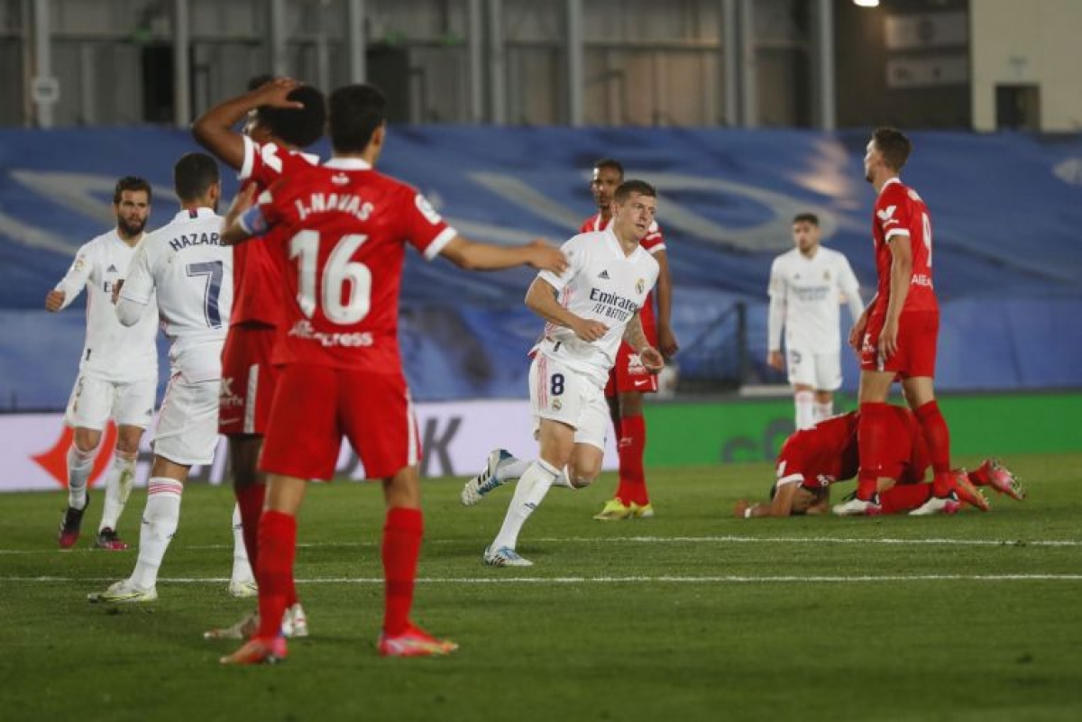 Kroos sút bóng đập trúng chân Hazard bay vào lưới Sevilla (Ảnh: Internet)