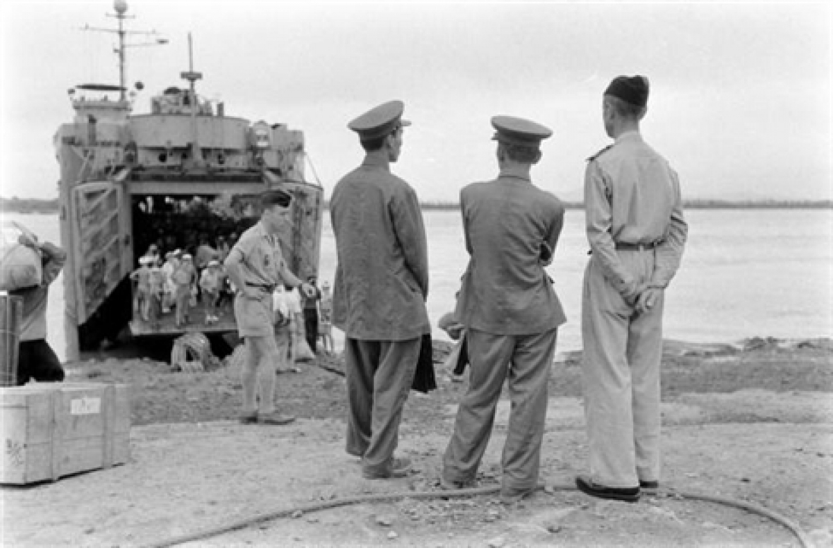 Những lính Pháp cuối cùng lên tàu rời khỏi Hải Phòng dưới sự giám sát của hai sỹ quan quân đội nhân dân Việt Nam tại Bến Nghiêng.
 