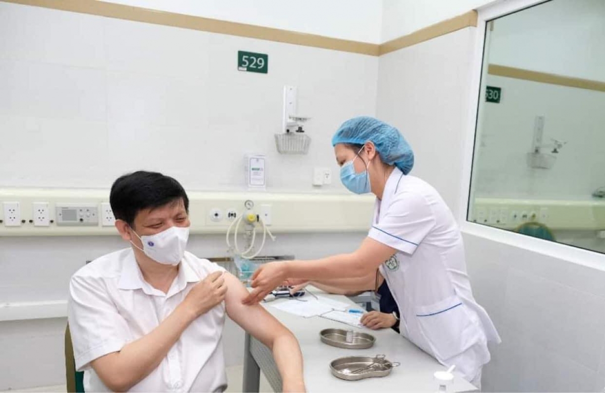 Bộ trưởng Bộ Y tế Nguyễn Thanh Long tiêm vaccine phòng COVID-19