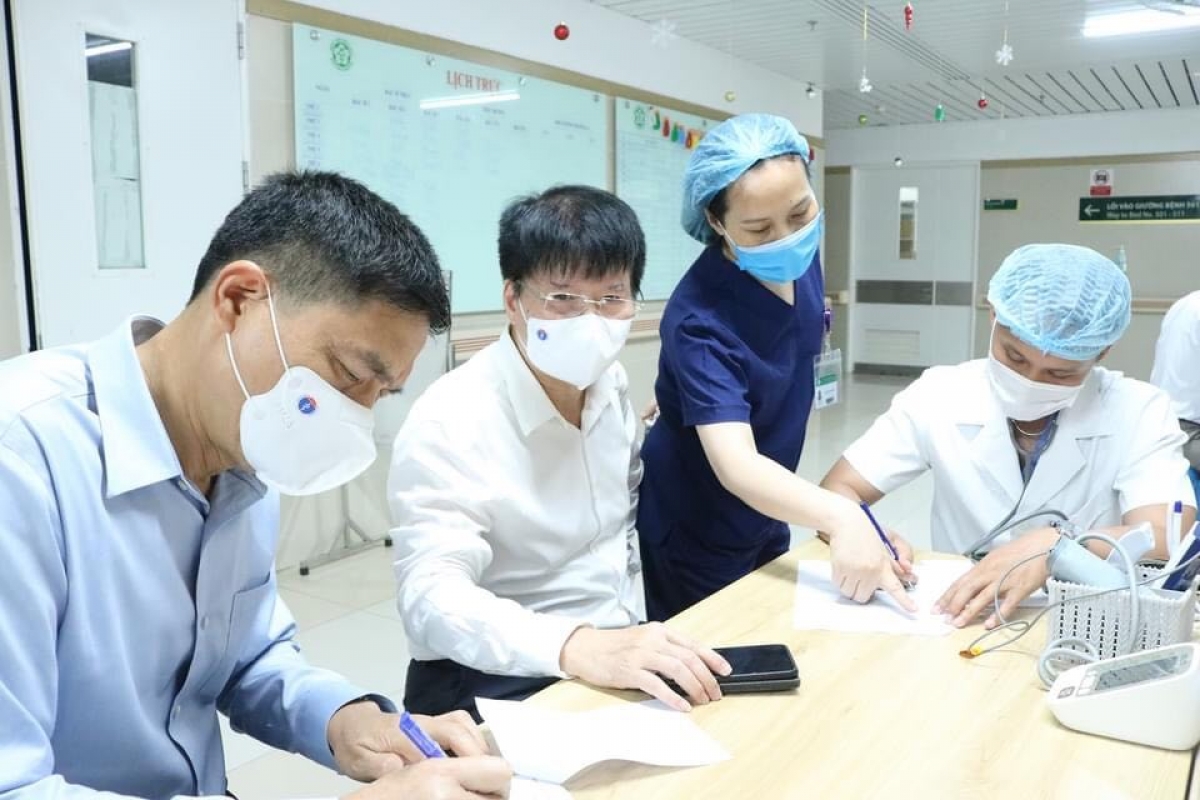 Thứ trưởng Bộ Y tế Trương Quốc Cường và Cục trưởng Cục An toàn thực phẩm Nguyễn Thanh Phong  cùng tiêm phòng tại  phòng tiêm chủng - BV Bạch Mai