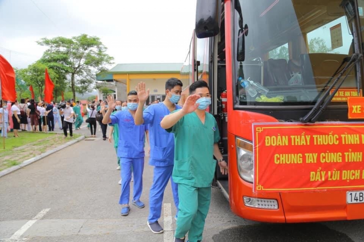 Các y, bác sĩ lên đường hỗ trợ tỉnh Bắc Giang chống dịch Covid-19