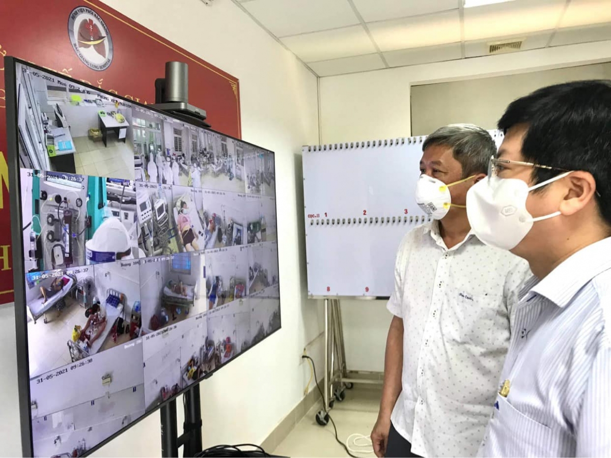 Thứ trưởng Bộ Y tế Nguyễn Trường Sơn khảo sát 2 trung tâm hồi sức tích cực tại tỉnh Bắc Giang