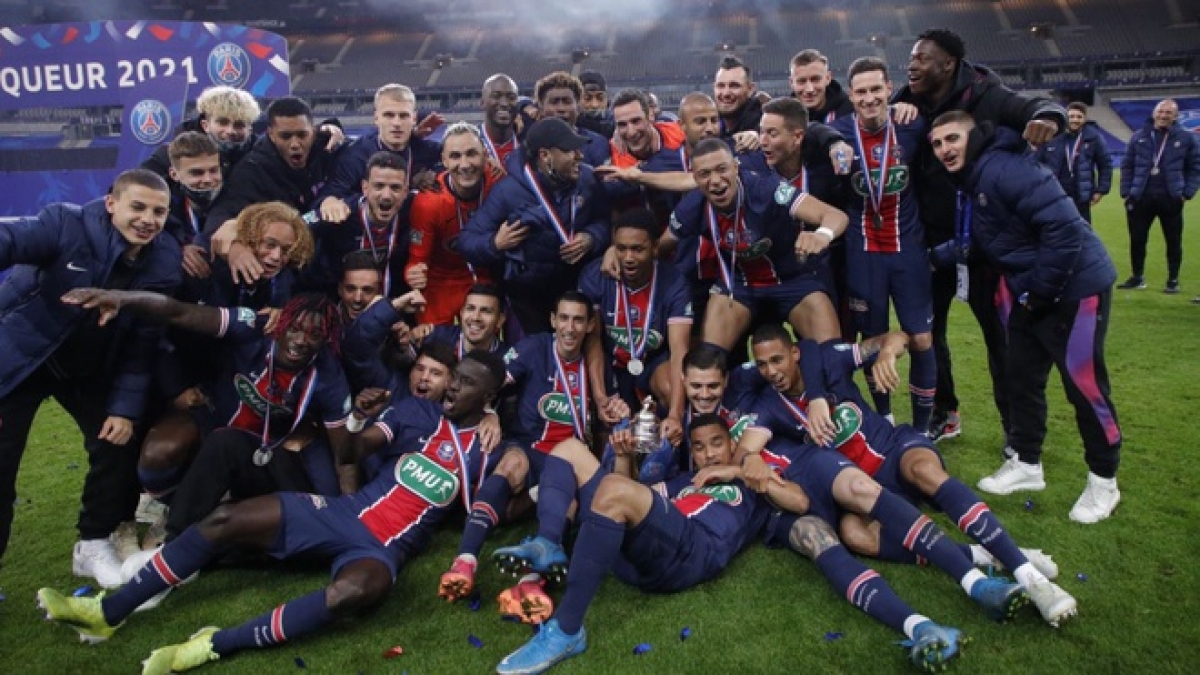 Các cầu thủ PSG nâng cao chiếc cúp quốc gia Pháp (Ảnh: Internet)