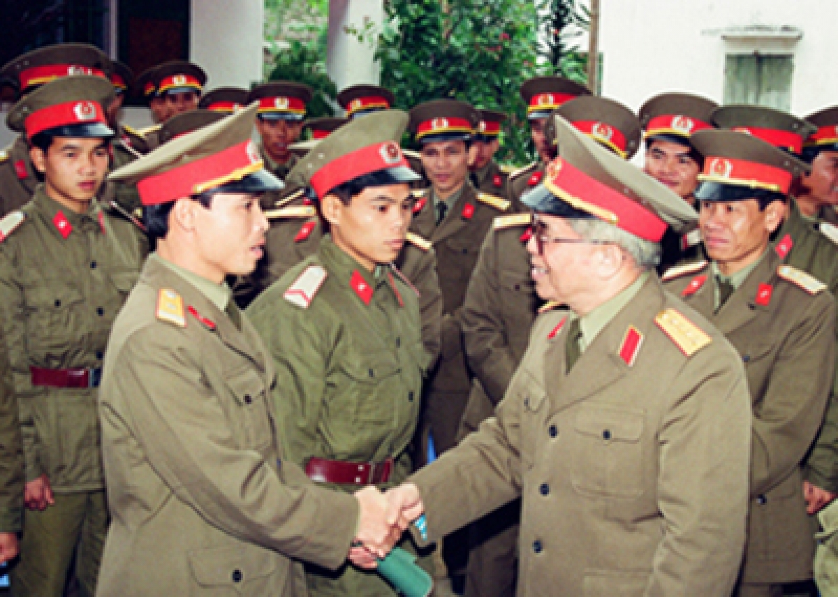 Đại tướng Đoàn khuê với cán bộ chiến sỹ Trung đoàn Thủ đô tháng 12/1996
