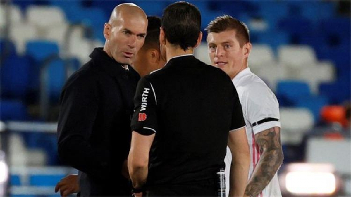 Zidane yêu cầu trọng tài giải thích rõ ràng về quyết định chơi bóng bằng tay
