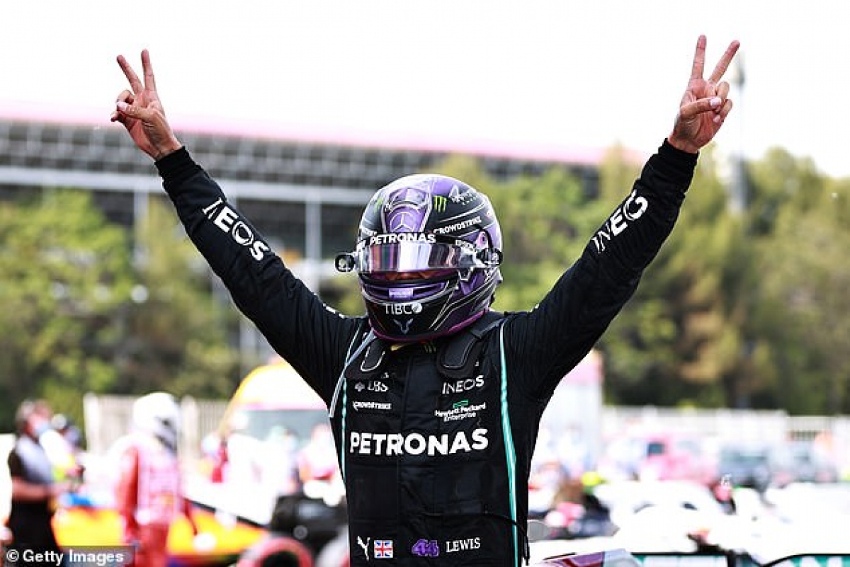 Lewis Hamilton giành chiến thắng tại chặng Grand Prix Tây Ban Nha trong cuộc đua "mèo đuổi chuột" với Max Verstappen