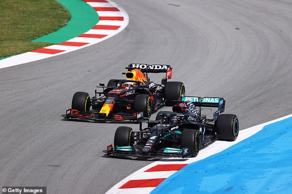 Hamilton và Verstappen tạo ra một cuộc đua thú vị với 2 chiến lược vào pit hoàn toàn khác nhau