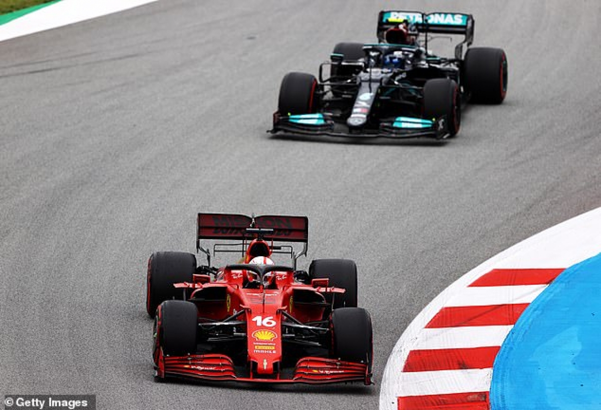 Valtteri Bottas để Charles Leclerc (Ferrari) vượt lên trước ngay ở khúc cua đầu tiên của cuộc đua