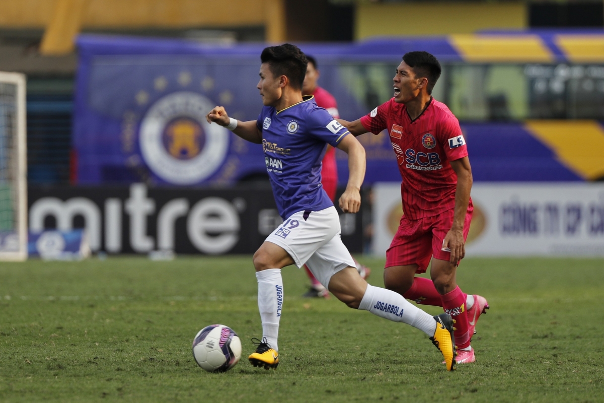 Hà Nội FC (áo tím) và Sài Gòn FC (áo hồng) lập kỷ lục thay 3 HLV/nửa mùa giải