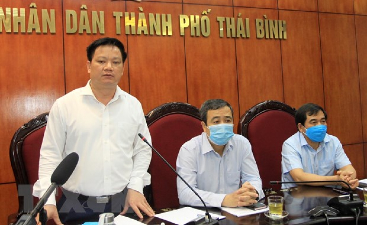 Chủ tịch UBND tỉnh, Trưởng Ban chỉ đạo phòng, chống dịch COVID-19 tỉnh Thái Bình Nguyễn Khắc Thận chỉ đạo cuộc họp. (Ảnh: TTXVN)