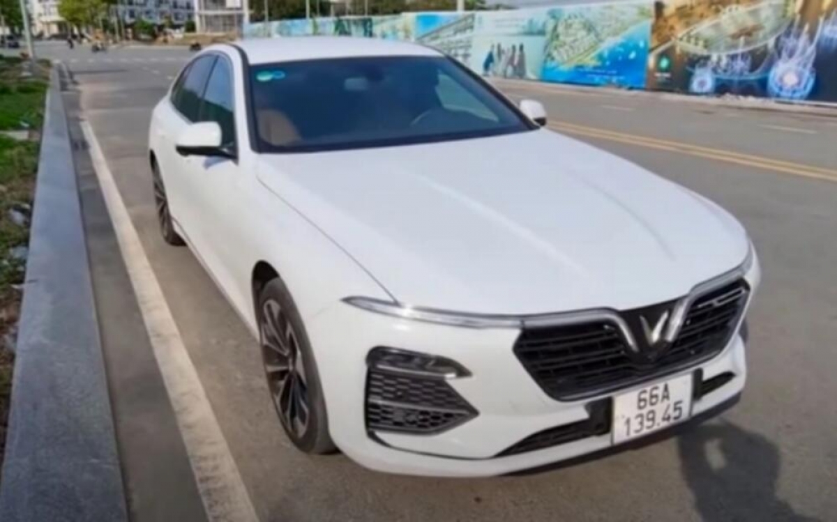 Chiếc xe VinFast Lux A2.0 màu trắng mang biển số 66A-139.45 xuất hiện trong đoạn clip của kênh YouTube Gogo TV