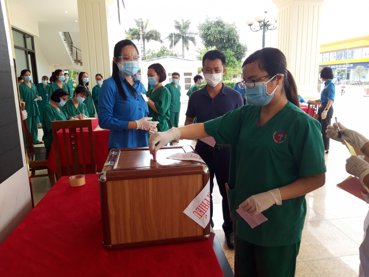 Cán bộ y tế tỉnh Quảng Ninh thực hiện nhiệm vụ bầu cử tại
nhà khách tỉnh Bắc Giang