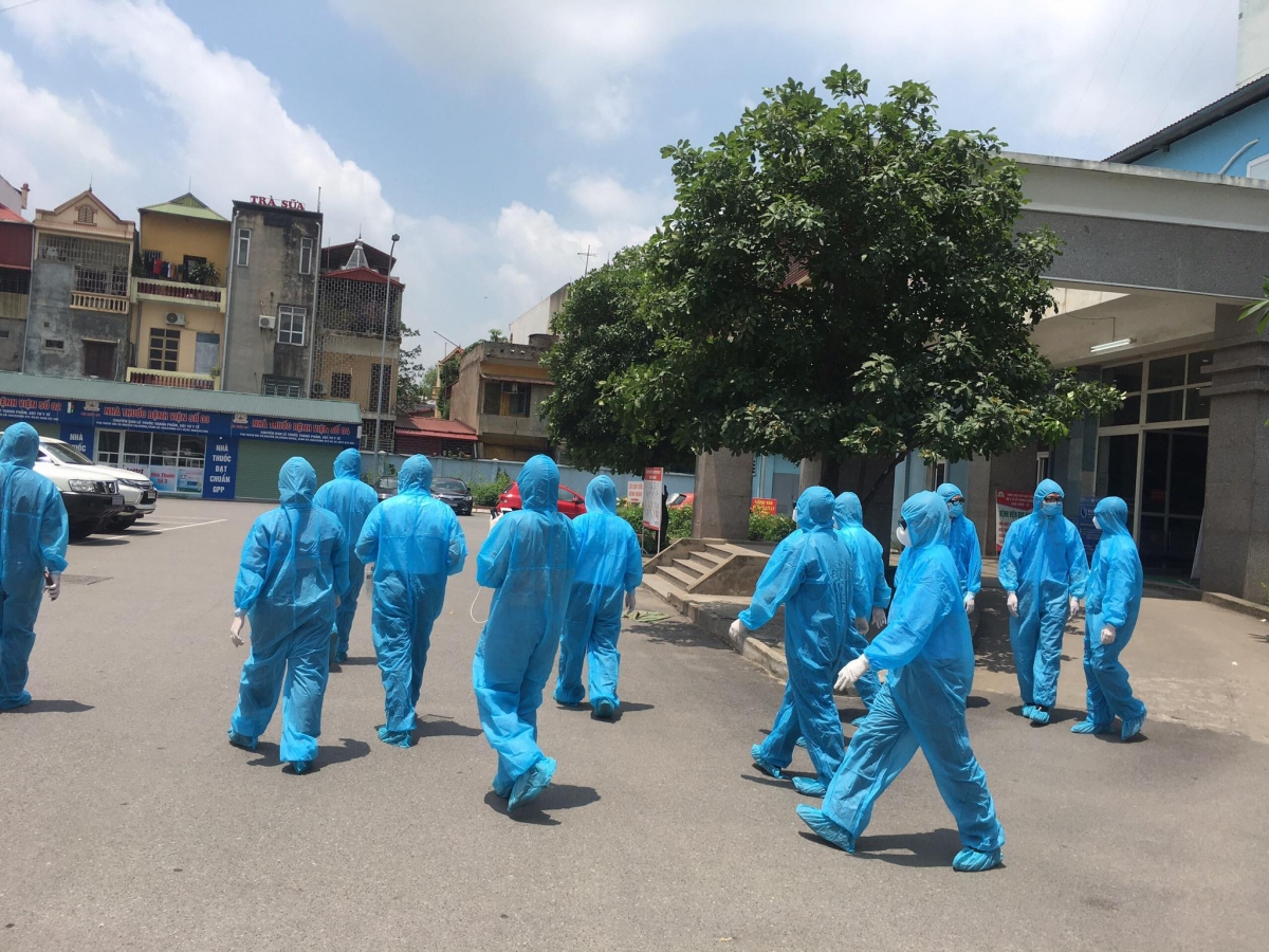 PGS.TS Lương Ngọc Khuê cùng đoàn công tác đi kiểm tra công tác chống dịch tại BV ĐKKV Phúc Yên