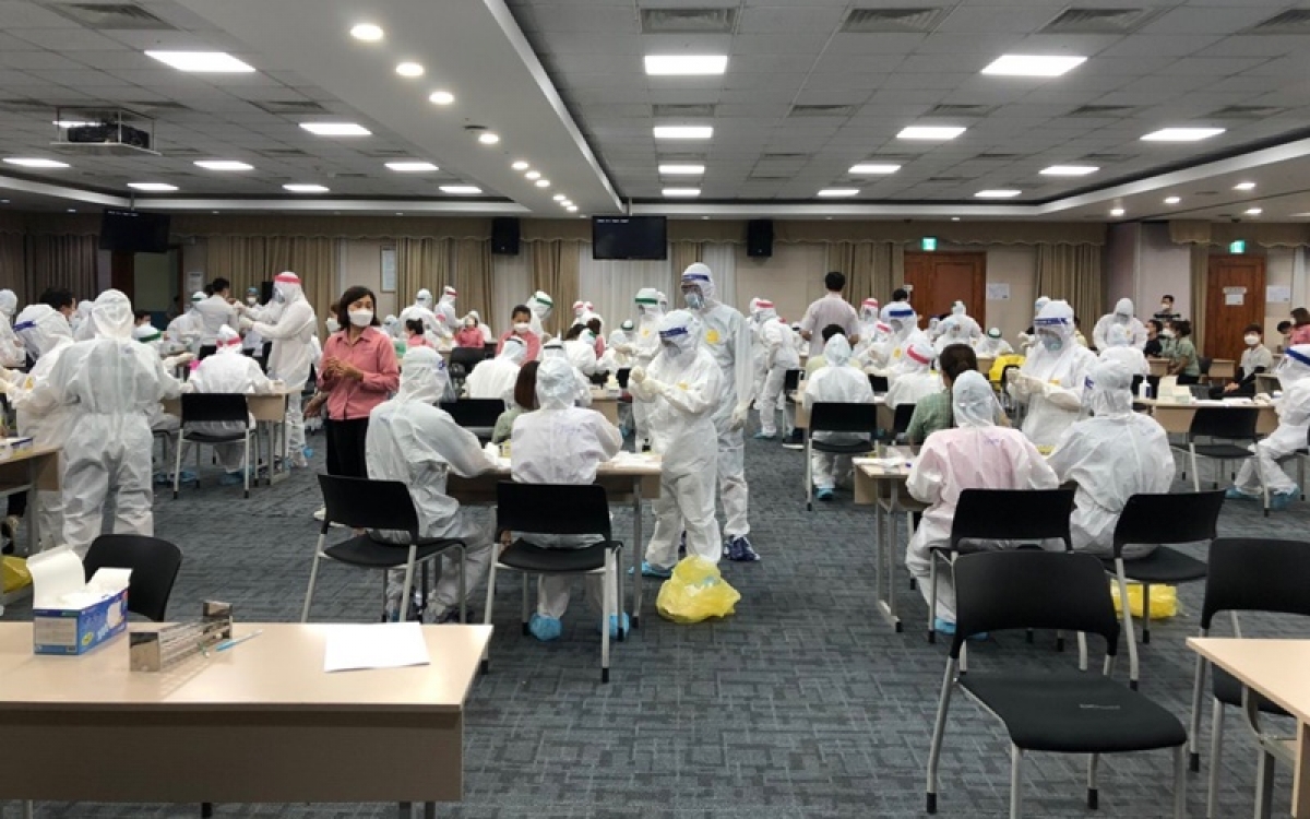 Nhân viên y tế lấy mẫu xét nghiệm tại nhà máy Samsung Bắc Ninh
