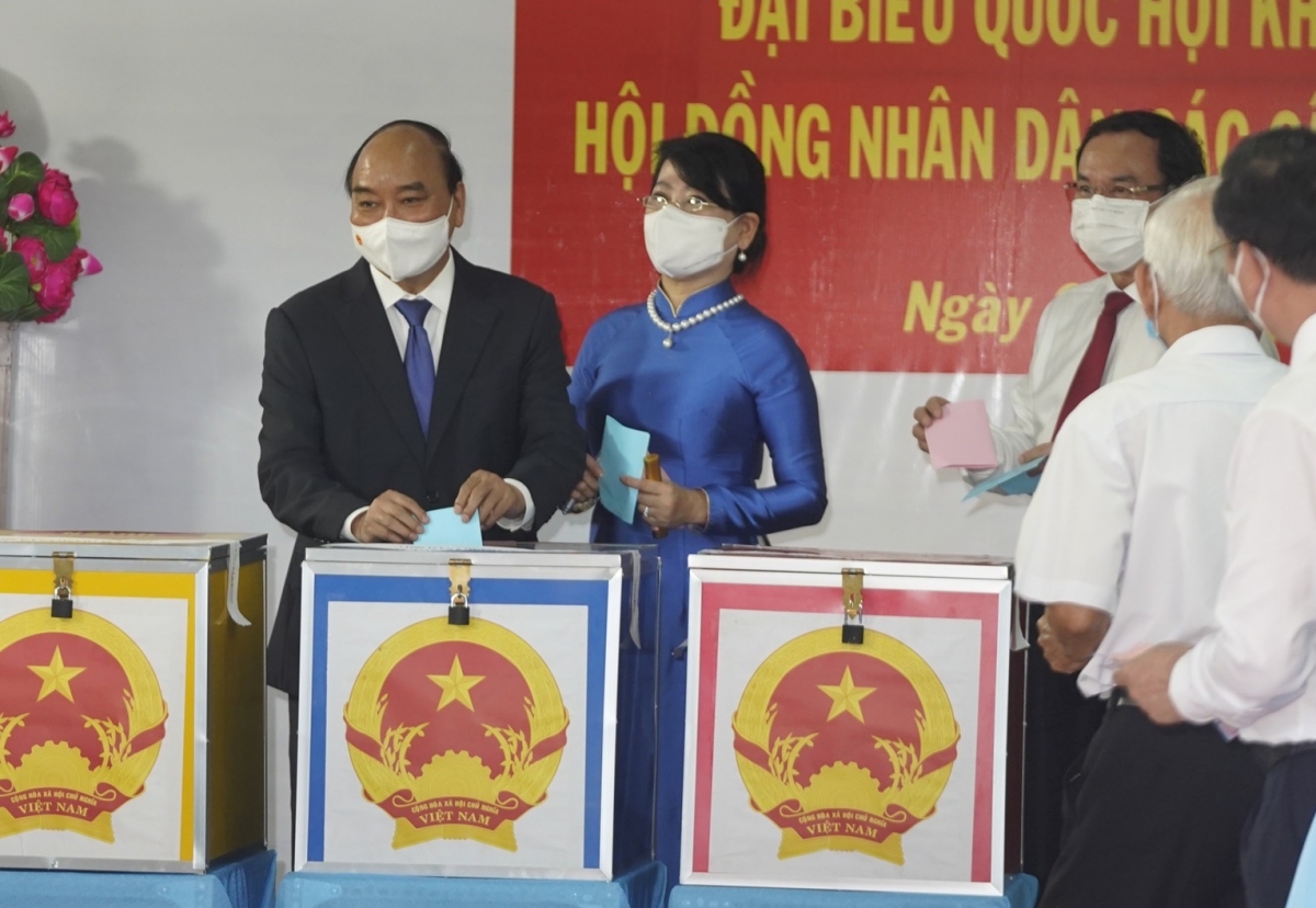 Chủ tịch nước Nguyễn Xuân Phúc cùng phu nhân bỏ phiếu tại huyện Củ Chi, TP Hồ Chí Minh