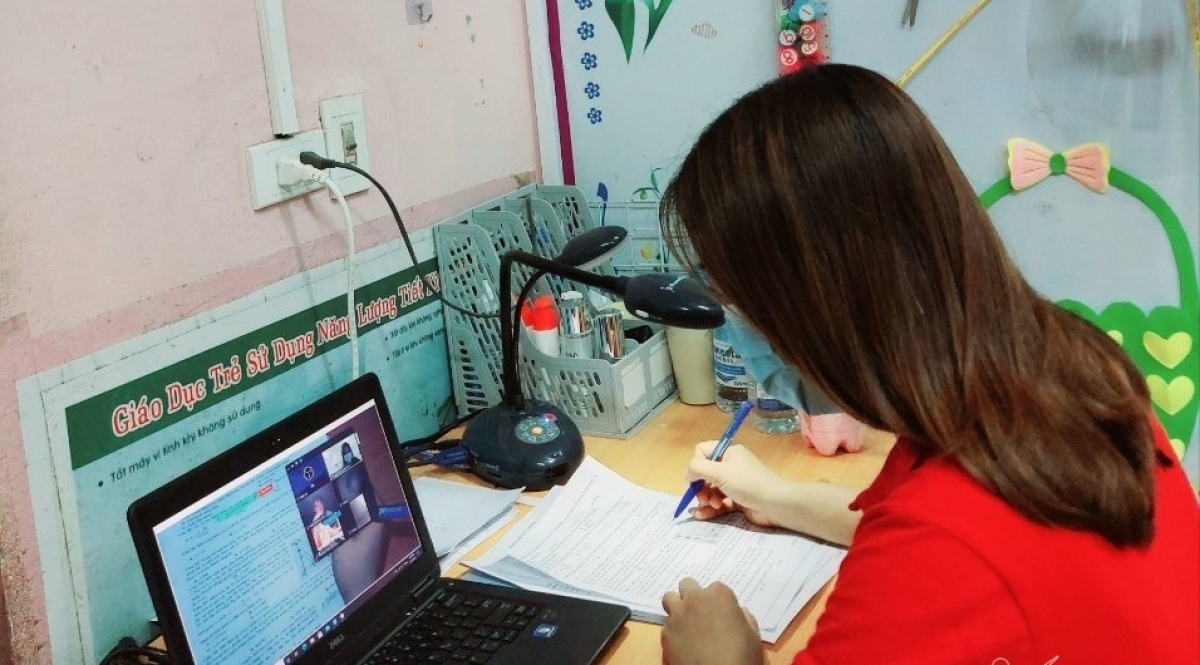 Cô Nguyễn Thị Hương, giáo viên Trường THPT Thuận Thành 1 chữa bài cho học sinh trong khu cách ly tập trung