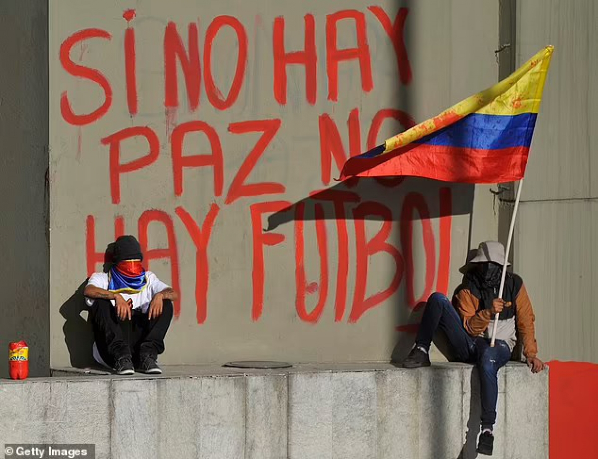 Thông điệp được vẽ trên 1 SVĐ tại Colombia: "Nếu không có hòa bình, sẽ không có bóng đá!"