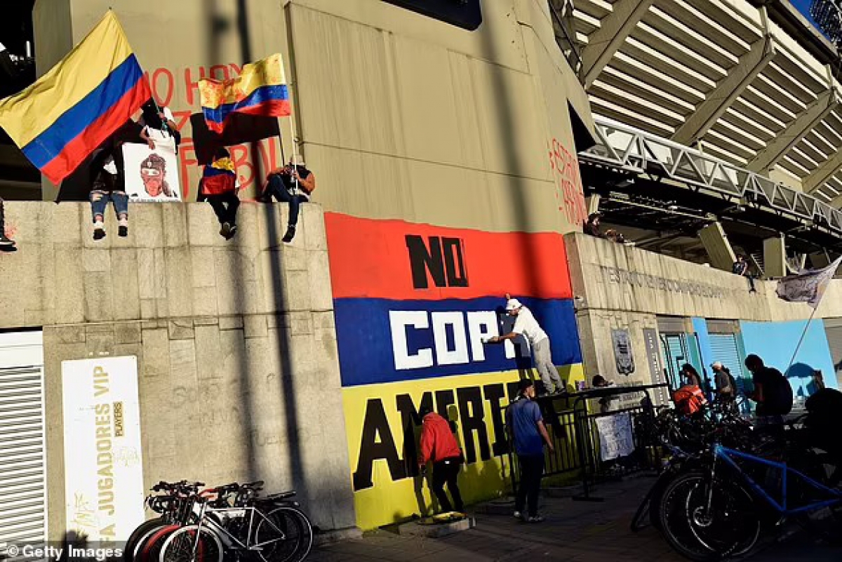 Người biểu tình và cảnh sát đụng độ tại nhiều nơi, trước khi Colombia tuyên bố hủy quyền đăng cai tổ chức Copa America