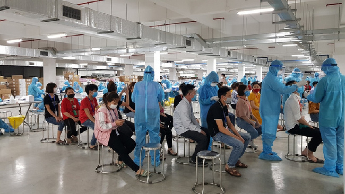 Khẩn trương lấy mẫu cho công nhân tại Bắc Giang