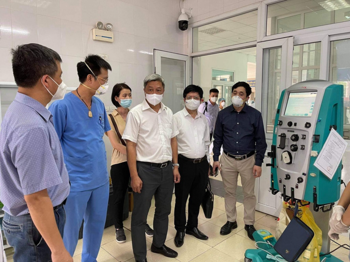 Thứ trưởng Bộ Y tế Nguyễn Trưởng Sơn kiểm tra đơn vị điều trị tích cực (ICU) mới được Bệnh viện Bạch Mai hỗ trợ thiết lập tại Bệnh viện Phổi tỉnh Bắc Giang