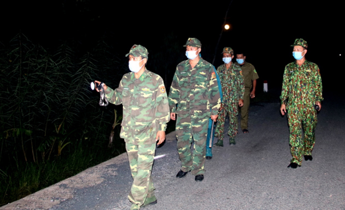 Lực lượng biên phòng tỉnh Đồng Tháp đi tuần tra ban đêm