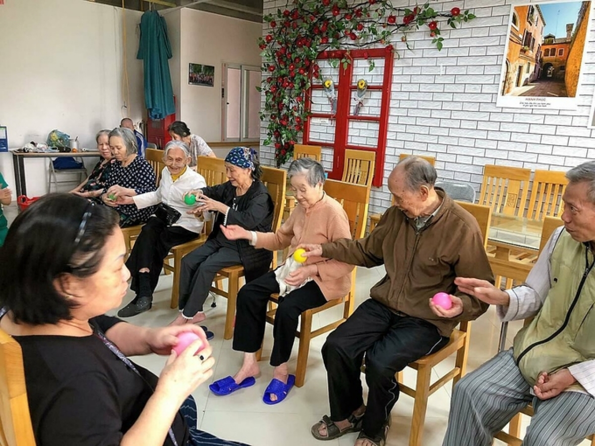 Các cụ già tham gia trò chơi chuyền bóng tại một viện dưỡng lão ở Hà Đông. Những trò chơi giúp các cụ rèn luyện mắt, tay và được giao lưu cộng đồng - yếu tố quan trọng với người cao tuổi