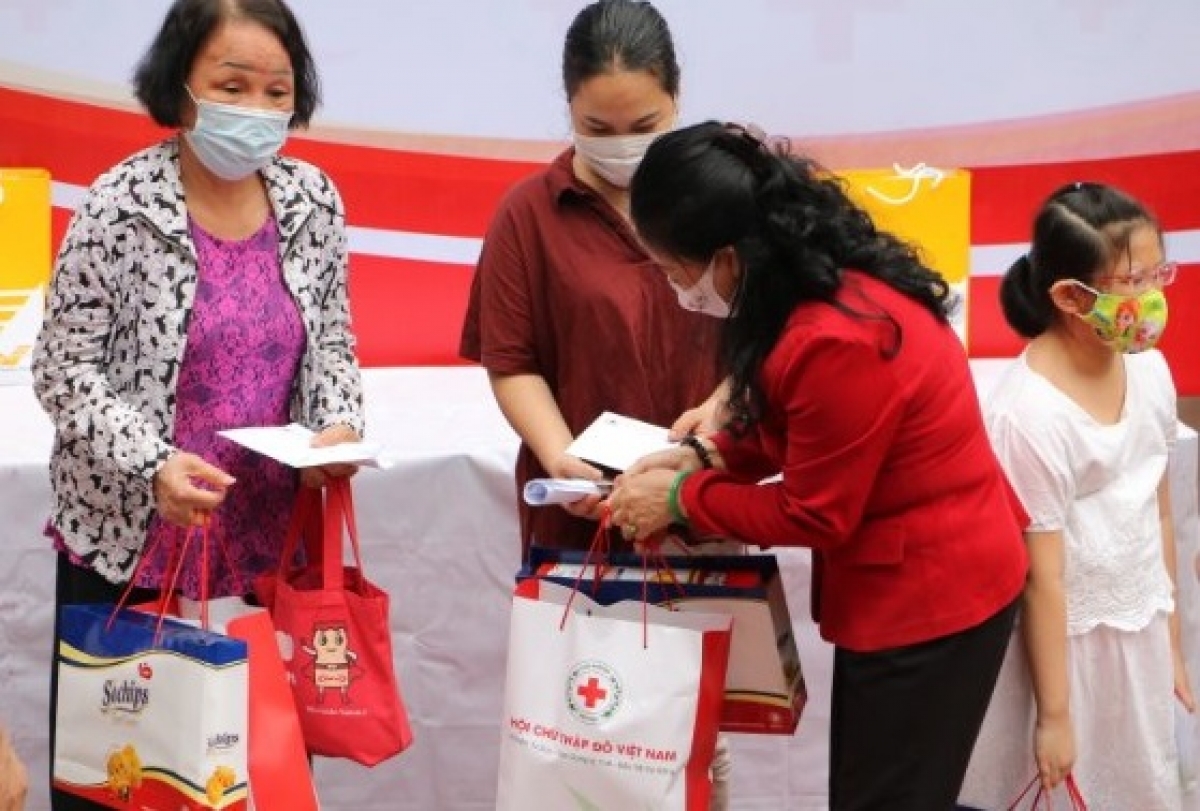 Lãnh đạo Hội Chữ thập đỏ Việt Nam trao quà cho người nghèo bị ảnh hưởng bởi dịch bệnh Covid-19