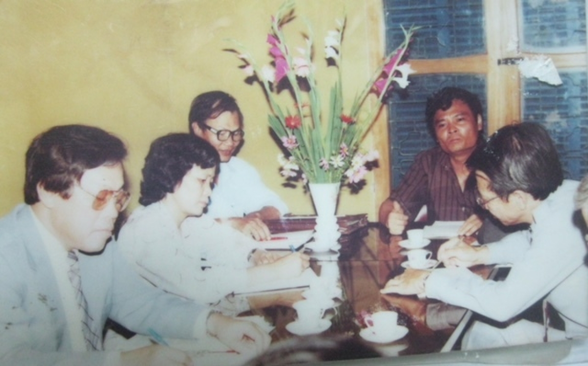 Ông Hòa (thứ hai, từ phải sang) báo cáo hiệu quả từ mô hình “khoán xe” với Đoàn công tác Tổng Liên đoàn Lao động Việt Nam (năm 1991)