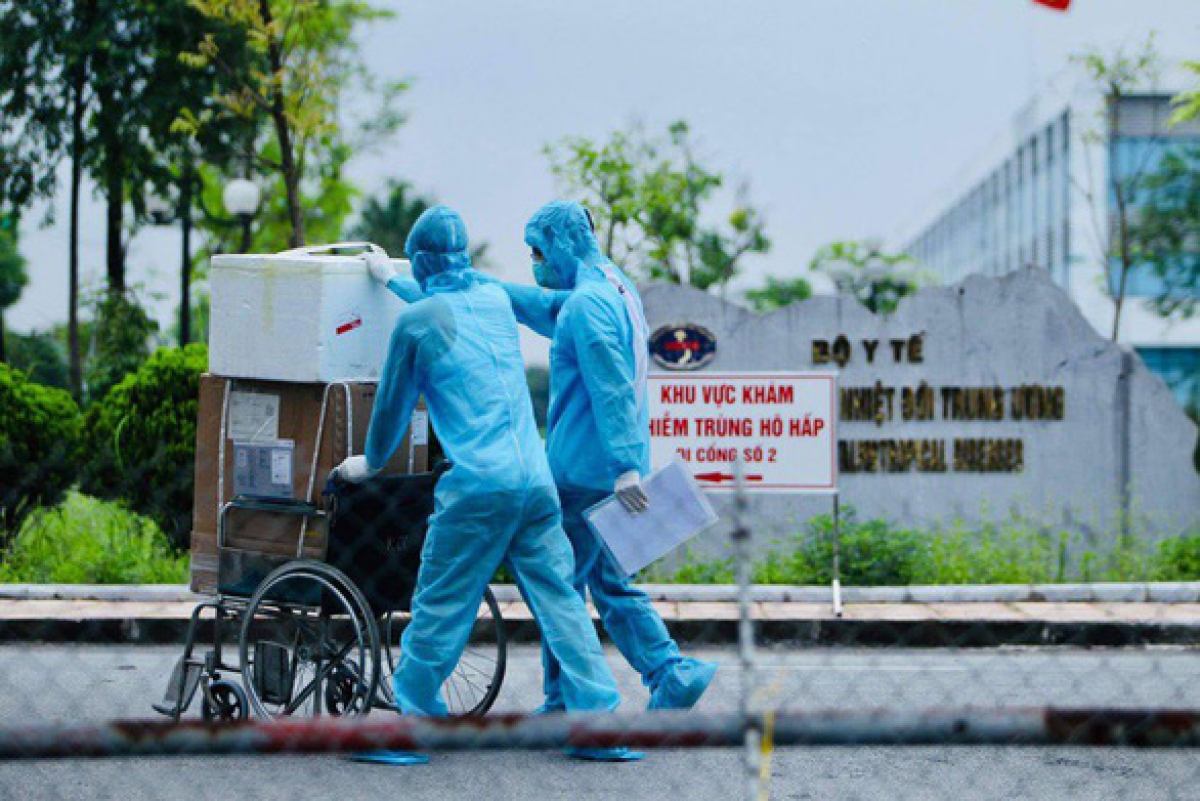 Nhân viên y tế vận chuyển hàng hoá, thiết bị trong Bệnh viện Bệnh Nhiệt đới Trung ương cơ sở 2, 
sau khi có quyết định phong tỏa