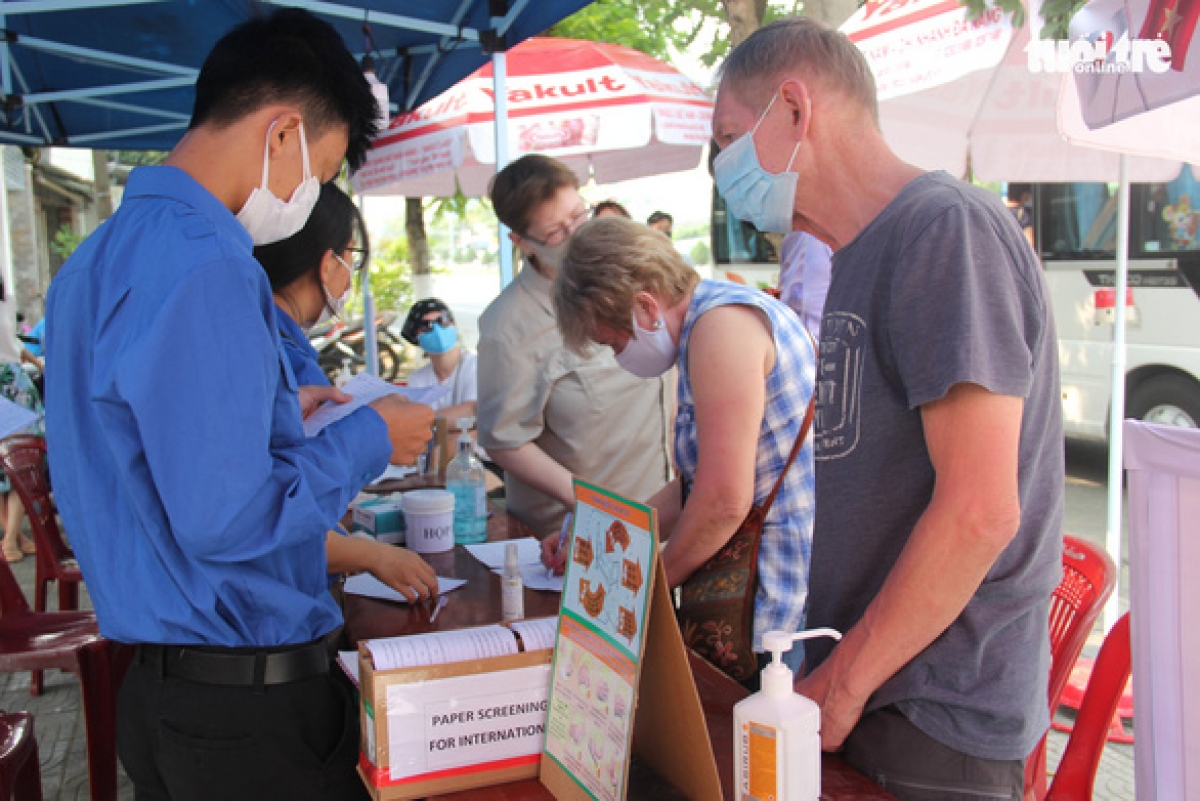 Người nước ngoài điền tờ khai y tế ở Đà Nẵng