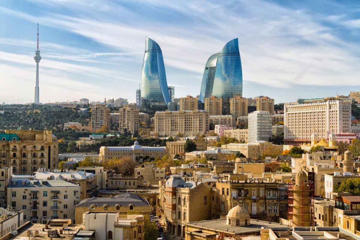 Do trong lịch sử từng bị cai trị bởi những đế chế khác nhau nên ngày nay ở Baku vẫn lưu lại những công trình kiến trúc mang phong cách Ả-rập, Ba Tư, Ottoman và Phương Đông