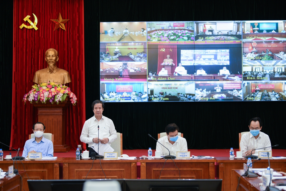 Hội nghị trực tuyến với 63 tỉnh/thành phố bàn phương án cho Kỳ thi tốt nghiệp THPT trong tình huống dịch COVID-19 phức tạp. Hội nghị do Bộ trưởng Nguyễn Kim Sơn chủ trì.