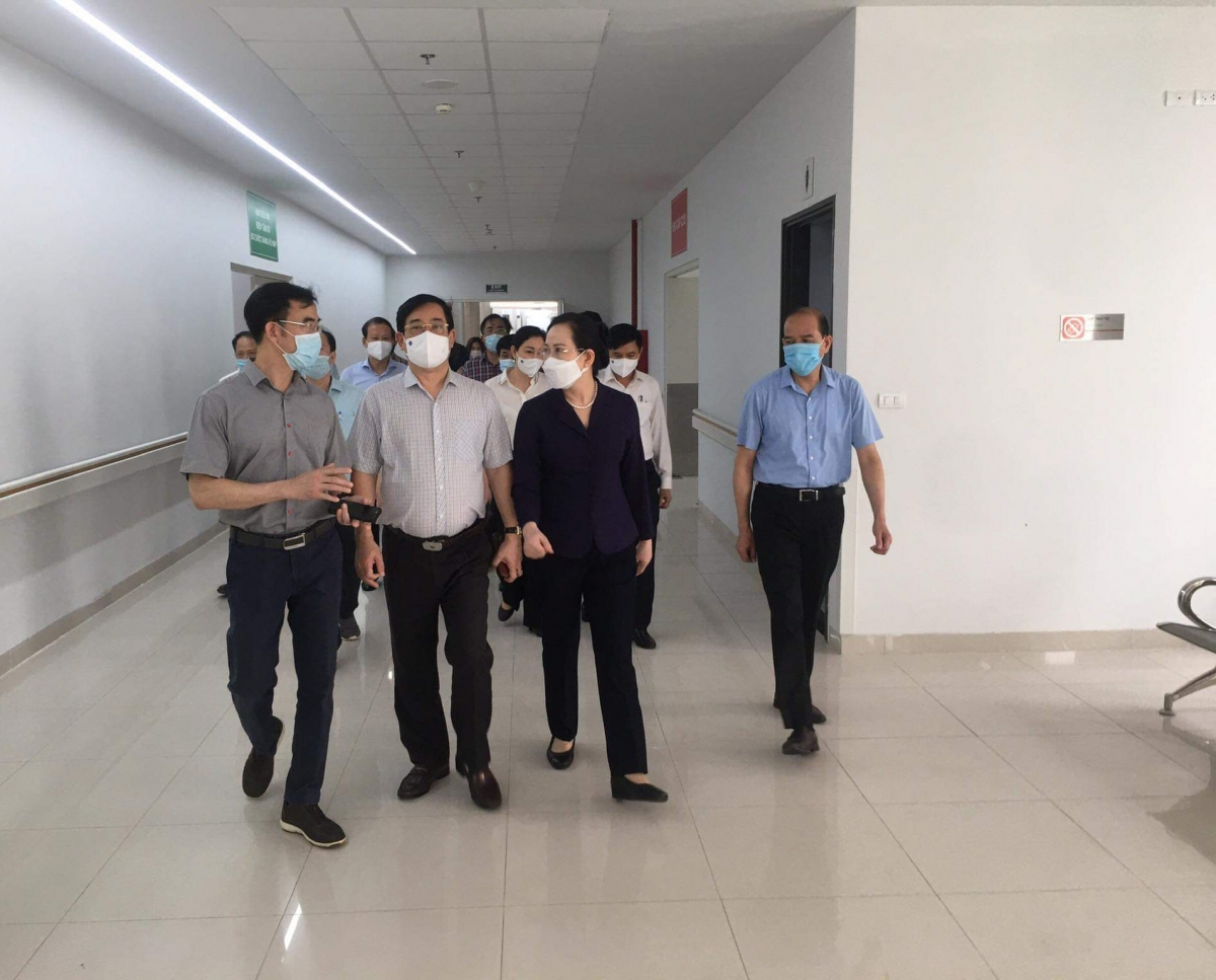 Đoàn công tác của Bộ Y tế kiểm tra tiến độ thiết lập Bệnh viện dã chiến tại Hà Nam