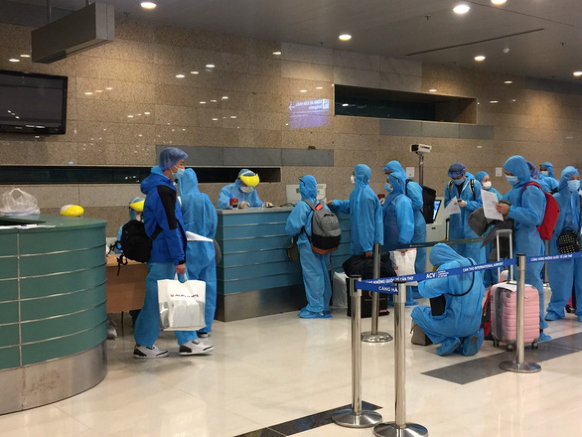 Hành khách trên một chuyến bay làm thủ tục khai báo y tế tại sân bay Cần Thơ