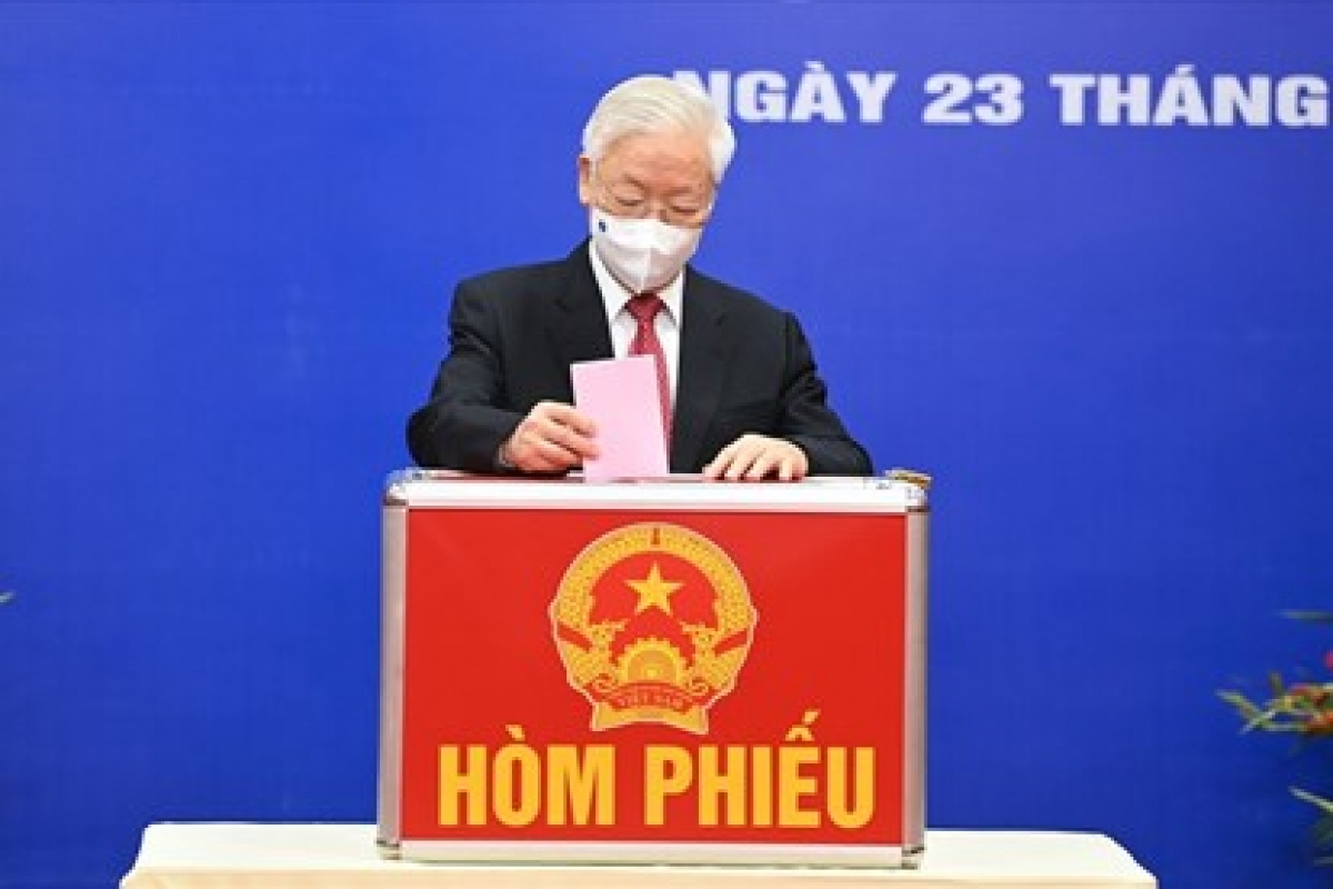 Tổng Bí thư bỏ phiếu bầu cử tại khu vực bỏ phiếu số 4, phường Nguyễn Du, quận Hai Bà Trưng, Hà Nội