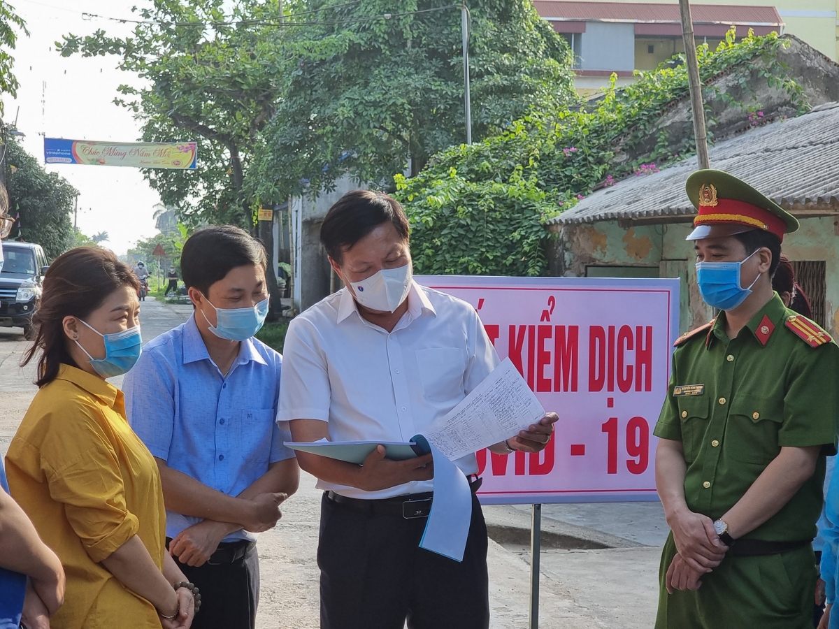 Thứ trưởng Bộ Y tế Đỗ Xuân Tuyên kiểm tra công tác chống dịch tại Hoàng Xá, xã Tiên Tiến, huyện Phù Cừ, tỉnh Hưng Yên