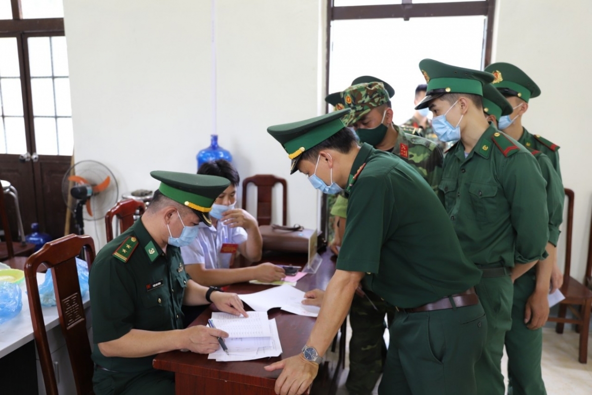 Cử tri thuộc đồn Biên phòng Ngọc Côn, huyện Trùng Khánh, Cao Bằng thực hiện quyền công dân